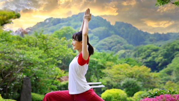 朝ヨガルーチン：一日を活力あふれるものにする5つのポーズ